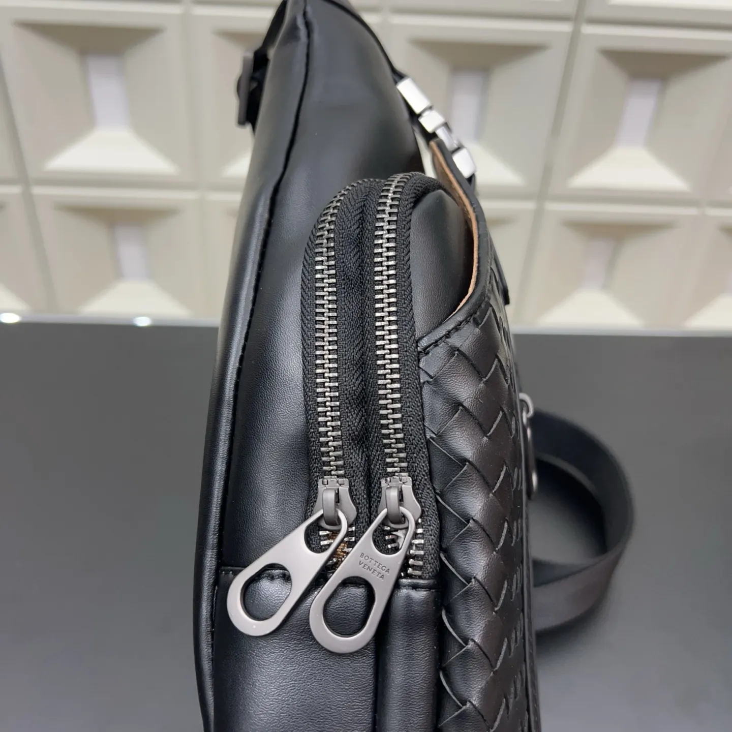 P125 Bottega Veneta 葆蝶家 BV手工编织男士胸包 单肩包 斜挎包 经典百搭 实物拍摄 原厂原版面料 配送防尘袋 礼盒 30 x 16 cm。