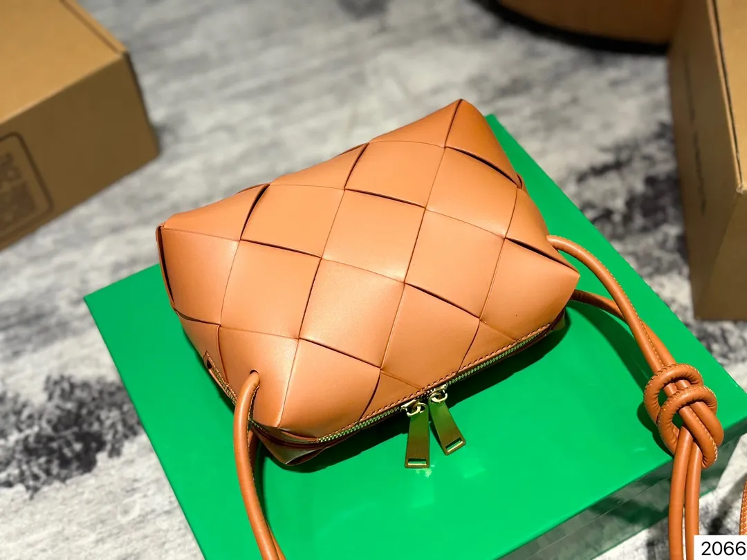 P135 配盒子 Bv 新款 编织 方包 也太可爱了趴....将BV爆款 全新再度升级,这款设计真的是又A又温柔,轻盈超舒服尺寸:14 14