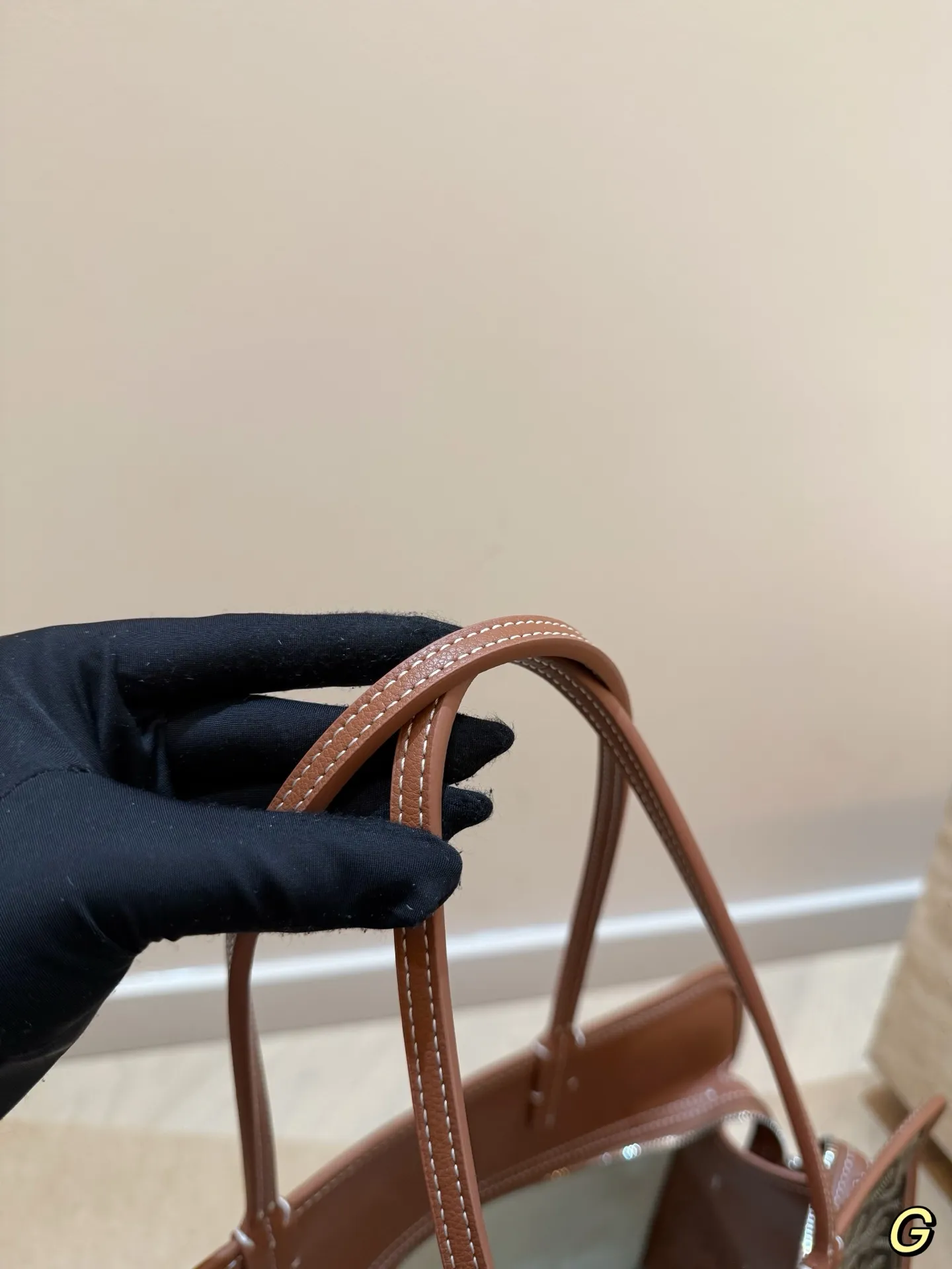 P180 无盒 size:40*30cm goyard 戈雅hardy 出差神包! 非常能装也很耐脏哦! 如果要挑一支大包装下我的全世界那就是goyard hardy 了 非常的能装, 笔记本电脑上完全没有问题 tote能装下的她都可以~