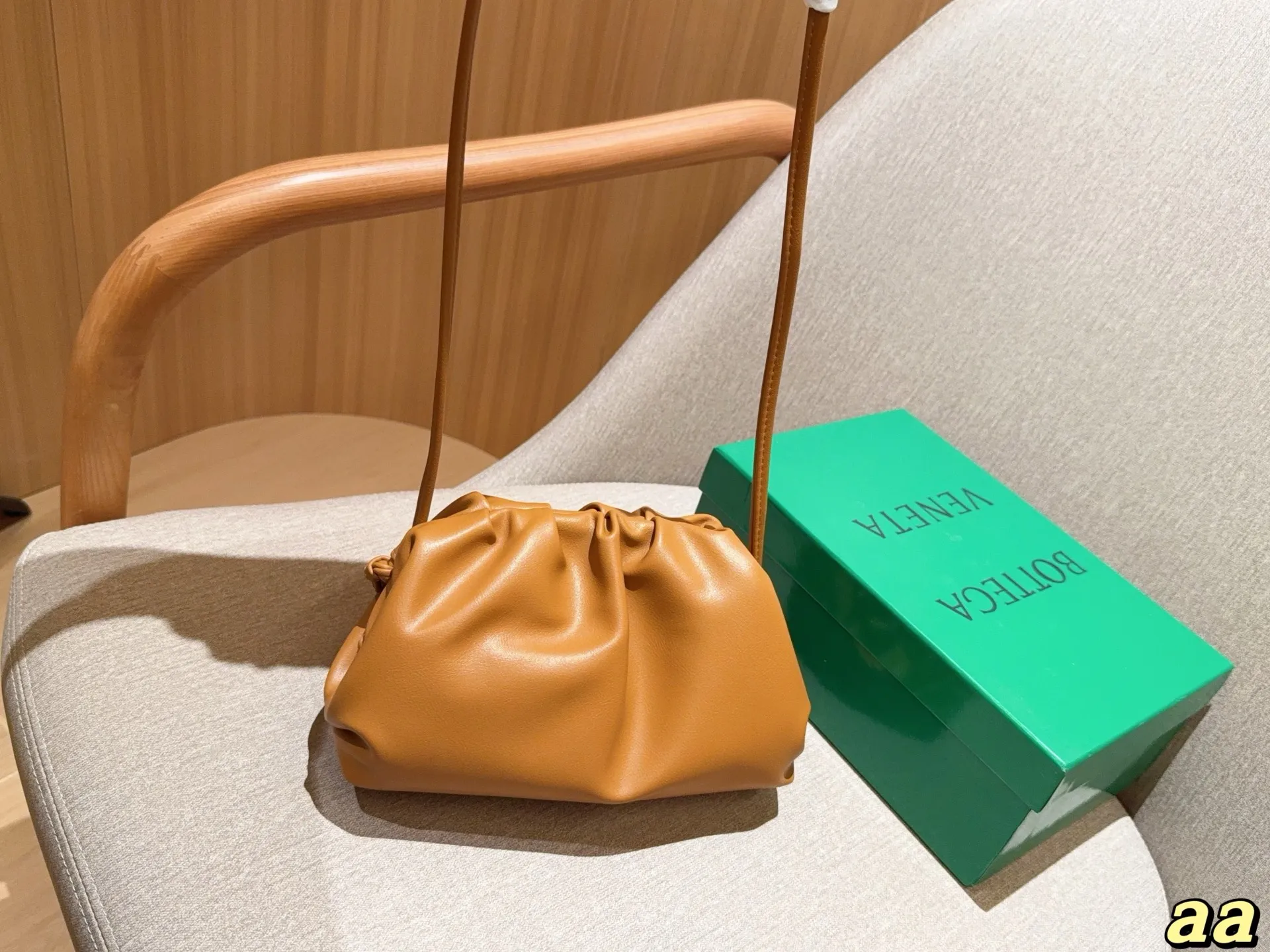 💰140 Bv葆蝶家 可可爱爱的云朵包～单肩 斜挎 手拿完全👌 尺寸：22&times;13&times;5 礼盒包装🎁