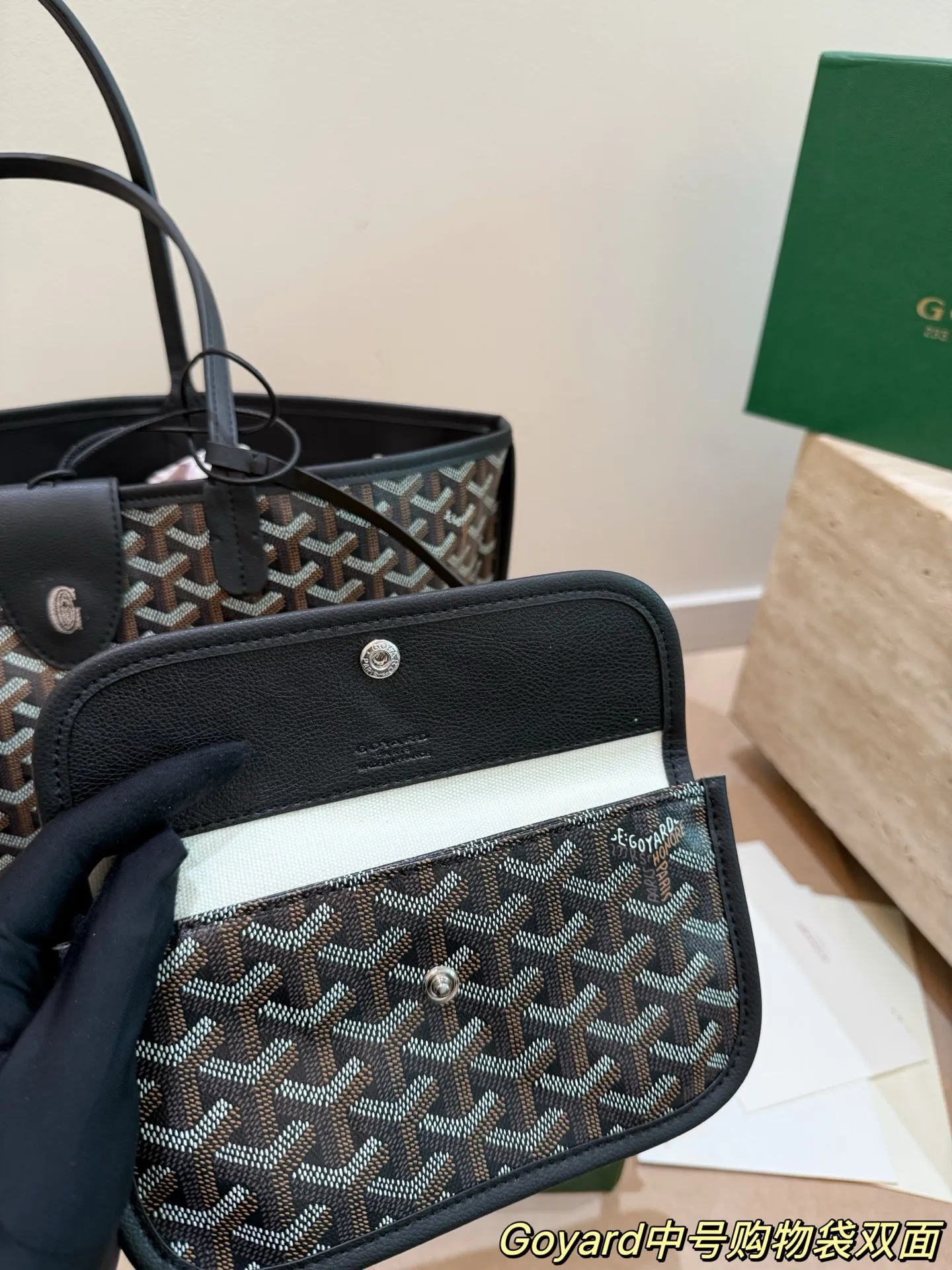 Goyard双面托特包P165 国法国奢侈品牌Goyard的双面托特包，采用经典Y字帆布+黑色皮革饰边，简约又超有辨识度+。双面设计，随心切换风格，附带小卡包超实用!尺寸适中，通勤、短途出行都很OK。限定款彩绘位置和颜色都是随机的，收藏价值满分。帆布材质轻便耐用，但记得别用普通内胆包，可能会刮伤内衬哦! 47&times;27&times;16配盒子