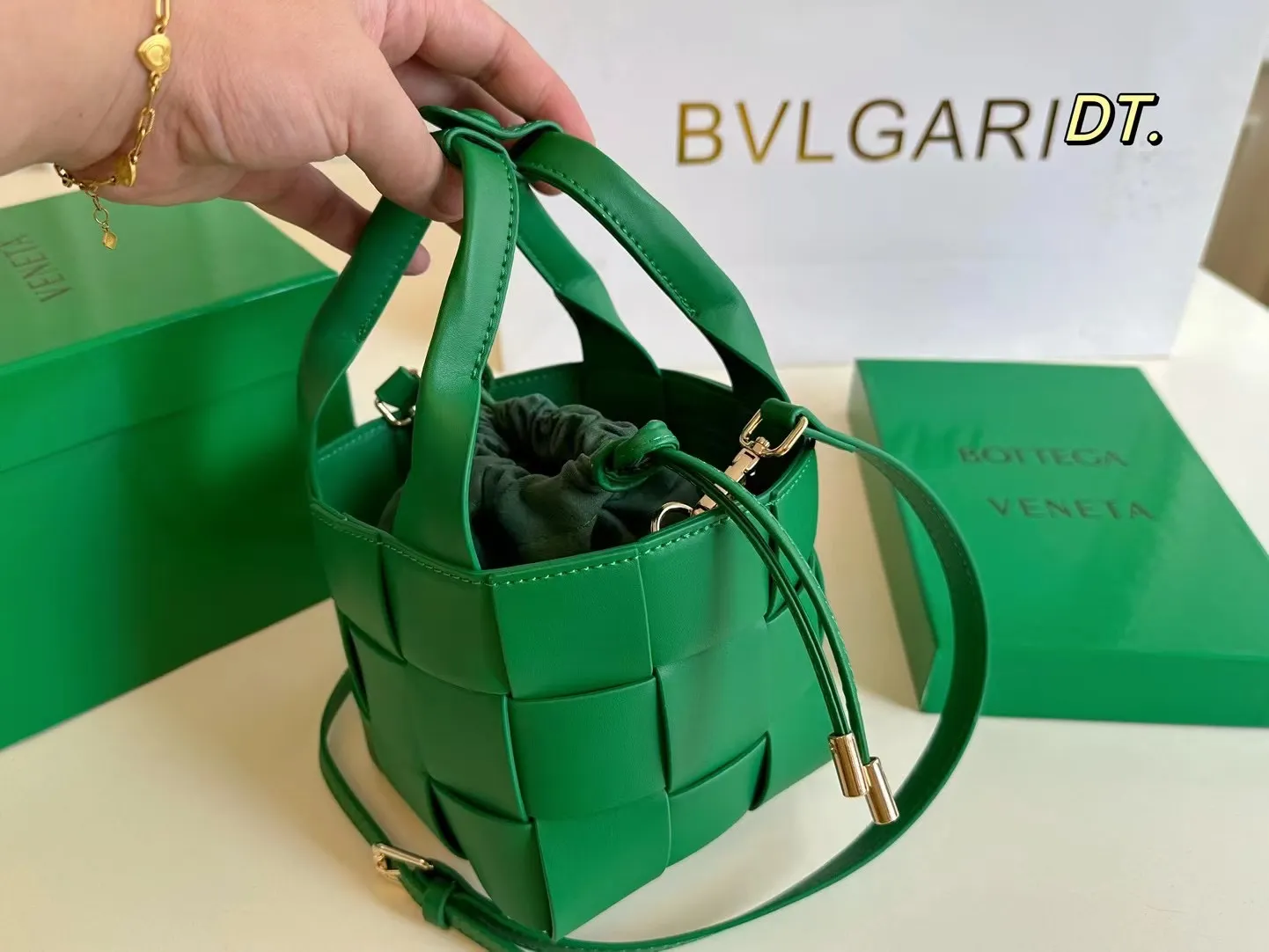 P140(配盒) Bottega Veneta BV新款手提包 💕 size:13×13 线条简洁,包身柔软 采用编织设计很有辨识度!!! 配有肩带,🉑手提可单肩,百搭好看不过时~