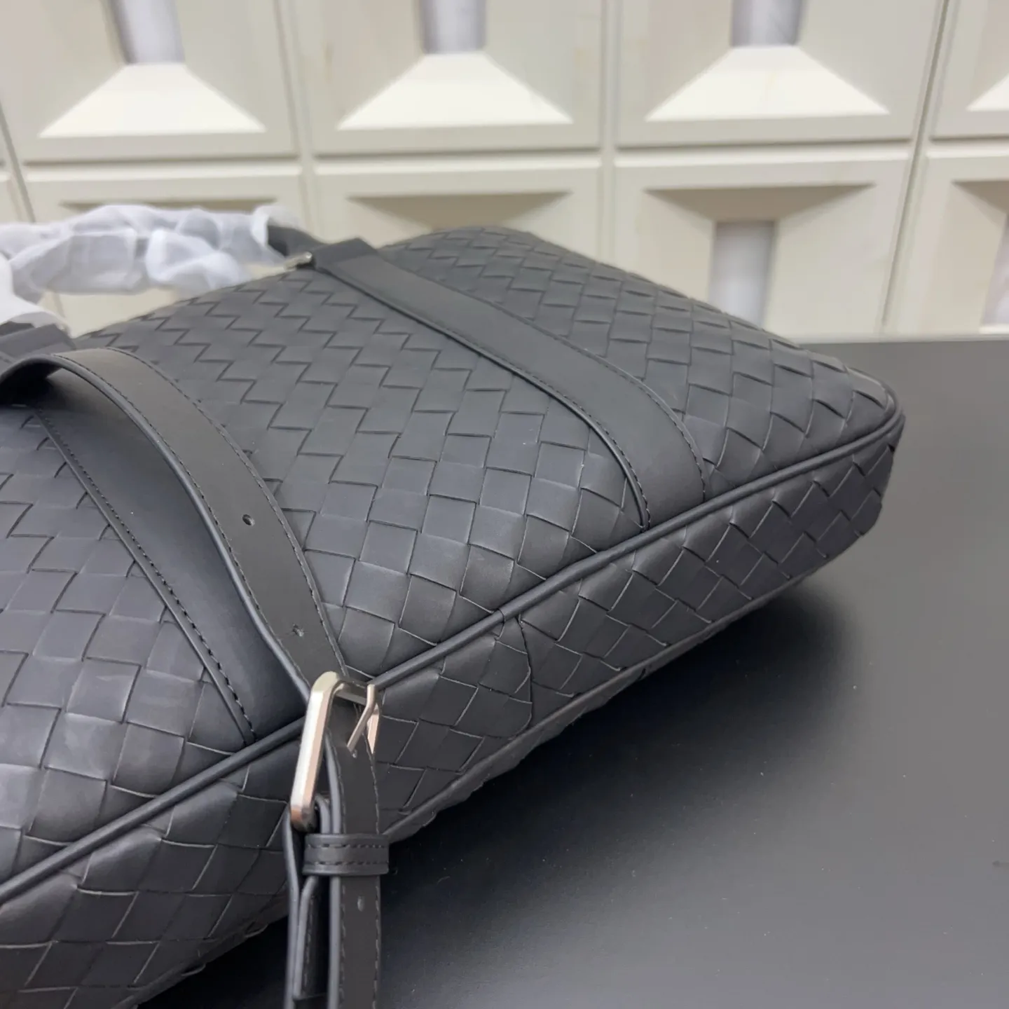 P160 Bottega Veneta 葆蝶家 商务休闲手工编织bv 男士公文包 手提斜挎包 经典百搭 实物拍摄 原厂原版面料 配送防尘袋 37 x 27cm