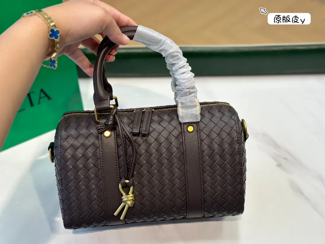 &yen;220牛皮 Bv编织✅真的是当家花旦诶！ 怎么随便上身都这么好看啊？正式休闲都不在话下友友们快点给我下手！我不允许美女没有拥有这款包尺寸25cm