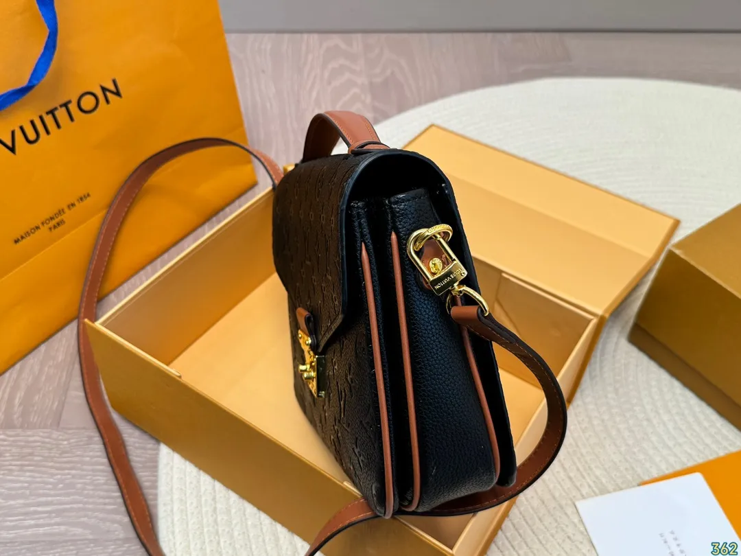 ¥135折叠盒 LV 邮差包斜挎包 设计有复古的颜值 好看百搭 休闲又不失优雅 简直美翻了 尺寸:24 18