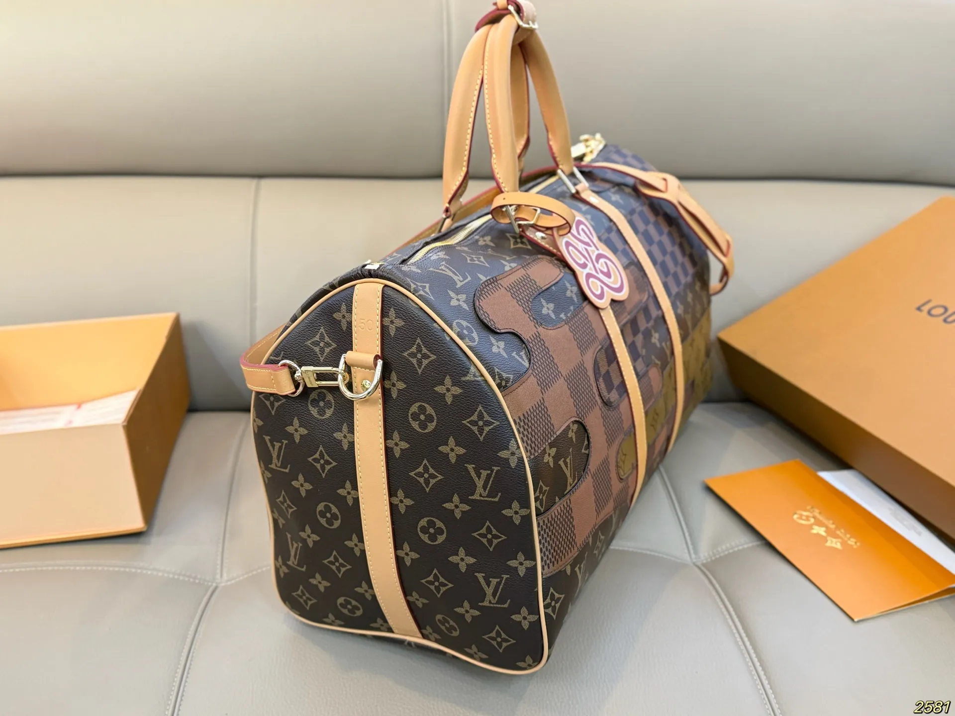 ¥205 LV&NIGO联名系列 LVKeepall 新款旅行袋大容量 度假旅行必备 时尚达人必备单品之一 实物绝对惊艳到你 尺寸50 29