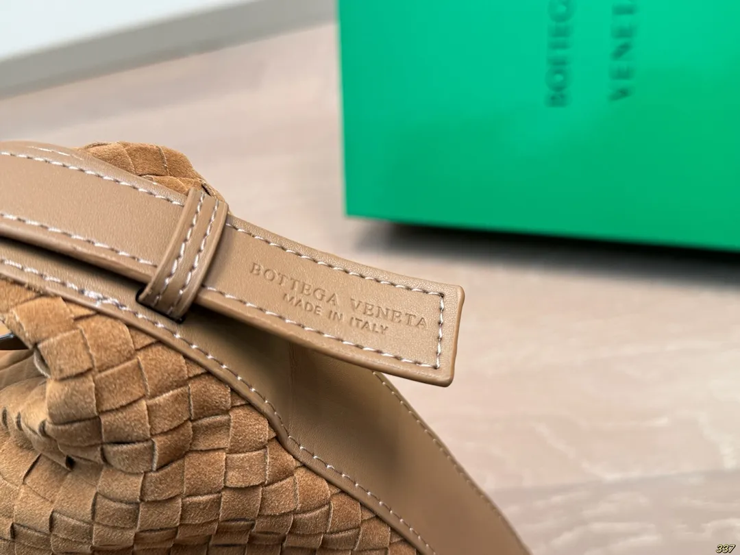 ¥175配盒 BV 新款系列编织腋下包 精致手工编织设计 兼具美貌与性价比 时髦与休闲的完美碰撞! 百搭大气,低调又奢华的一款单品! 尺寸33 24