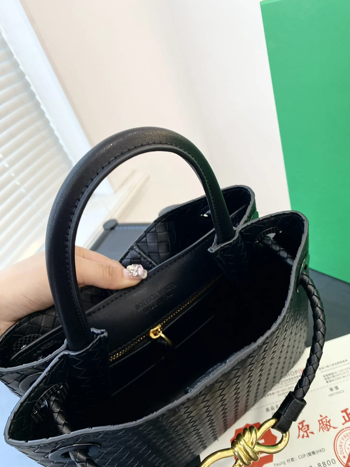 🅿️💰150-💰145配礼盒包装🎁 ✅🔜 【尺寸】大32*24小25*22 BOTTEGA VENETA 23新品 ANDIAMO 手提包 适合春夏秋冬的季节 Bv高级牛仔手提斜挎包 新款,简洁的线条 街头巷尾它的身影无处不在,也成为经典款IT bag之一 万众追,这款包一出就风靡全球 流行,如今粉丝群依然很强大,因为它实在太衬托气质了,包再多也要给自己留一个!9099