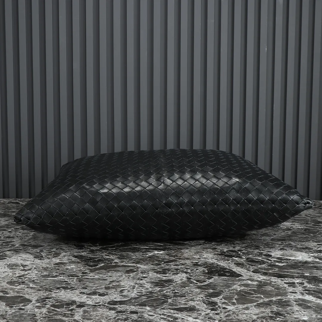 💰1100 BV新出的Hop大号好特别!! BottegaVeneta回归经典的力作~ Hop灵感來源于我们两款隽永的手袋 Sloane和 Veneta 包身和提手由一整张皮革制作而成 真正代表了工艺与创意!!! 上身秒变时髦精!谁还没有入手！ 尺寸：54&times;24&times;13 款号：80860