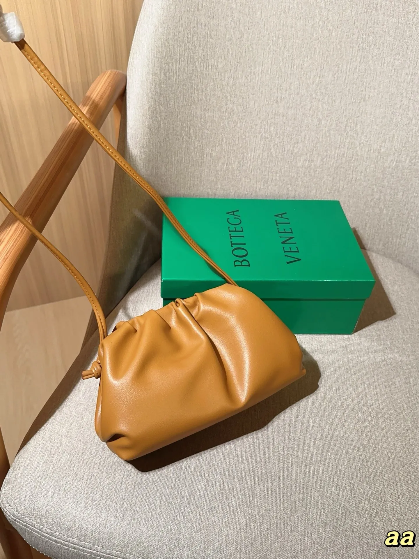 💰140 Bv葆蝶家 可可爱爱的云朵包~单肩 斜挎 手拿完全👌 尺寸:22×13×5 礼盒包装🎁