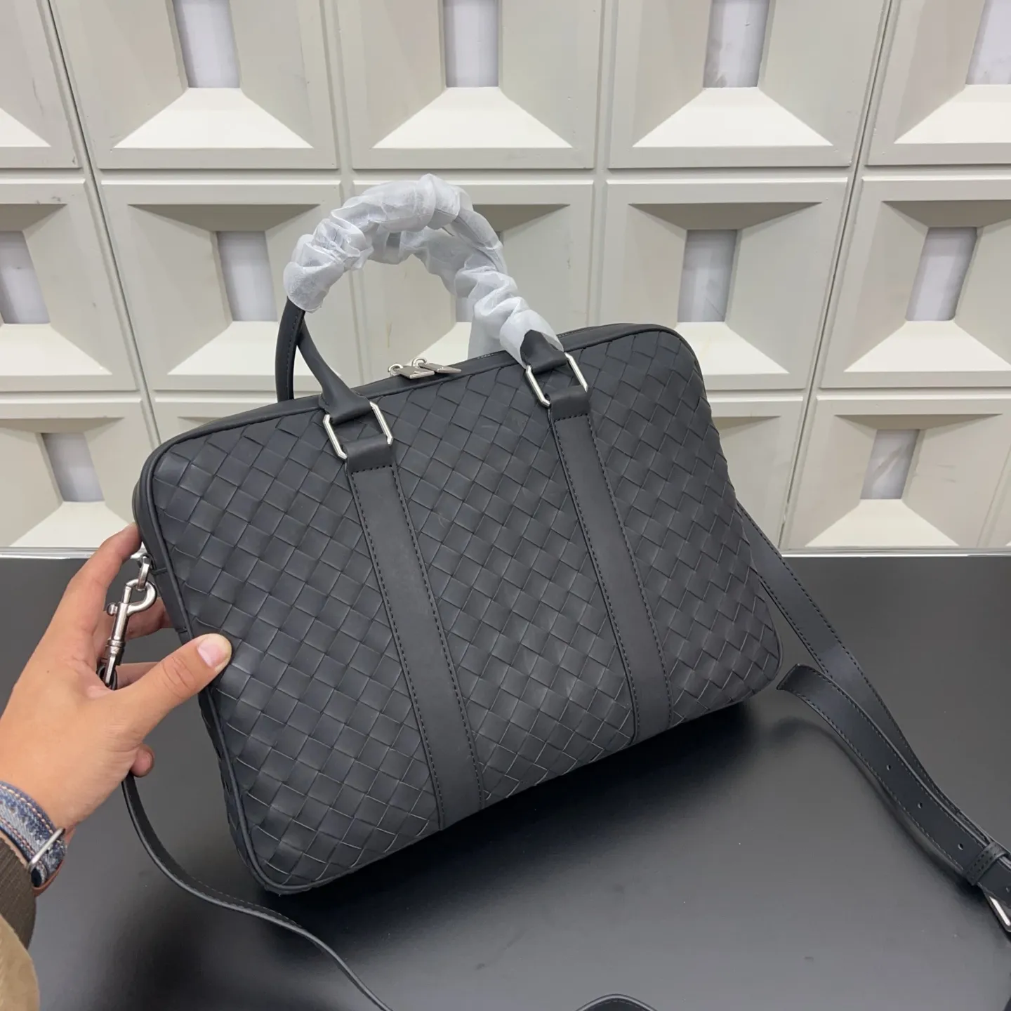 P160 Bottega Veneta 葆蝶家 商务休闲手工编织bv 男士公文包 手提斜挎包 经典百搭 实物拍摄 原厂原版面料 配送防尘袋 37 x 27cm