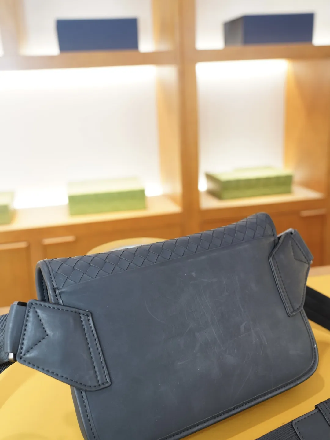 P120 🇮🇹 葆蝶家 官网同步 高版本 斜挎单肩腰包 永恒不过时的标志性产品 纯原单小牛皮 顶级五金制作 非市面普通版本 今年BV最爱的款式 全部实拍 实用性非常高 完全不用担心穿搭【规格:25x17x4】