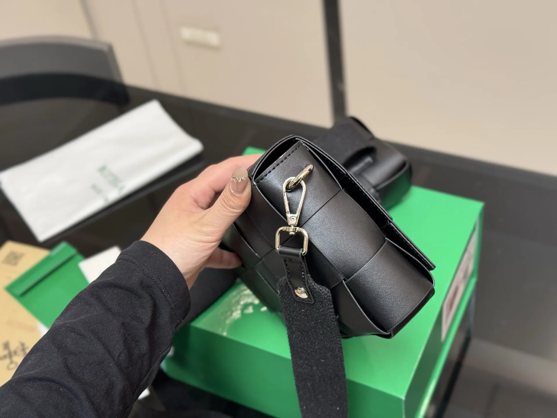 ¥145 配盒 size:22*14cm Bottega Veneta cassette Bv I豆腐包! 海绵宝宝! 细腻〰️光滑〰️ 最重要是整个包的蓬度, 每个方块必须做到圆润又饱满才算合格!