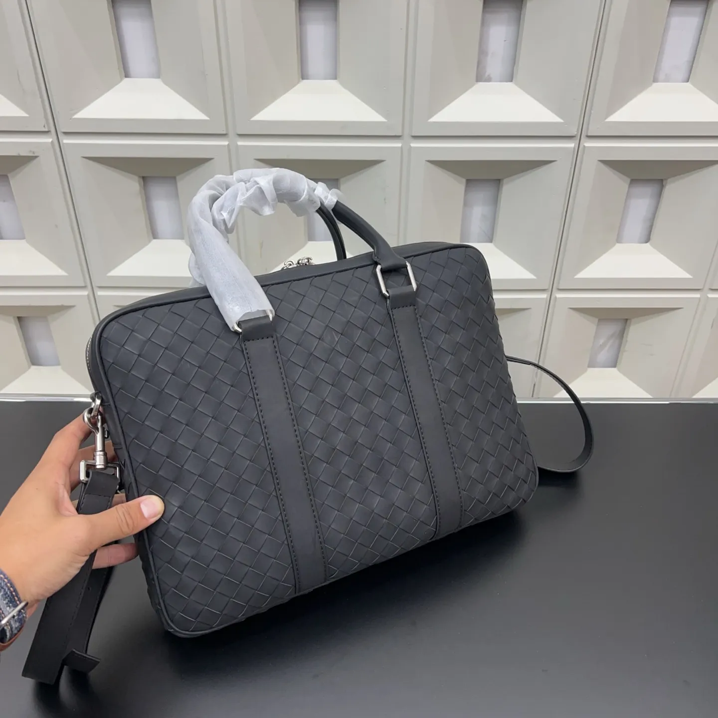 P160 Bottega Veneta 葆蝶家 商务休闲手工编织bv 男士公文包 手提斜挎包 经典百搭 实物拍摄 原厂原版面料 配送防尘袋 37 x 27cm