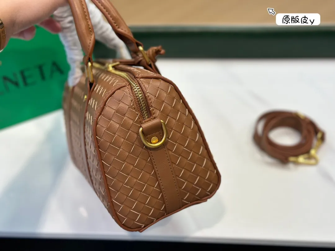 &yen;220牛皮 Bv编织✅真的是当家花旦诶！ 怎么随便上身都这么好看啊？正式休闲都不在话下友友们快点给我下手！我不允许美女没有拥有这款包尺寸25cm