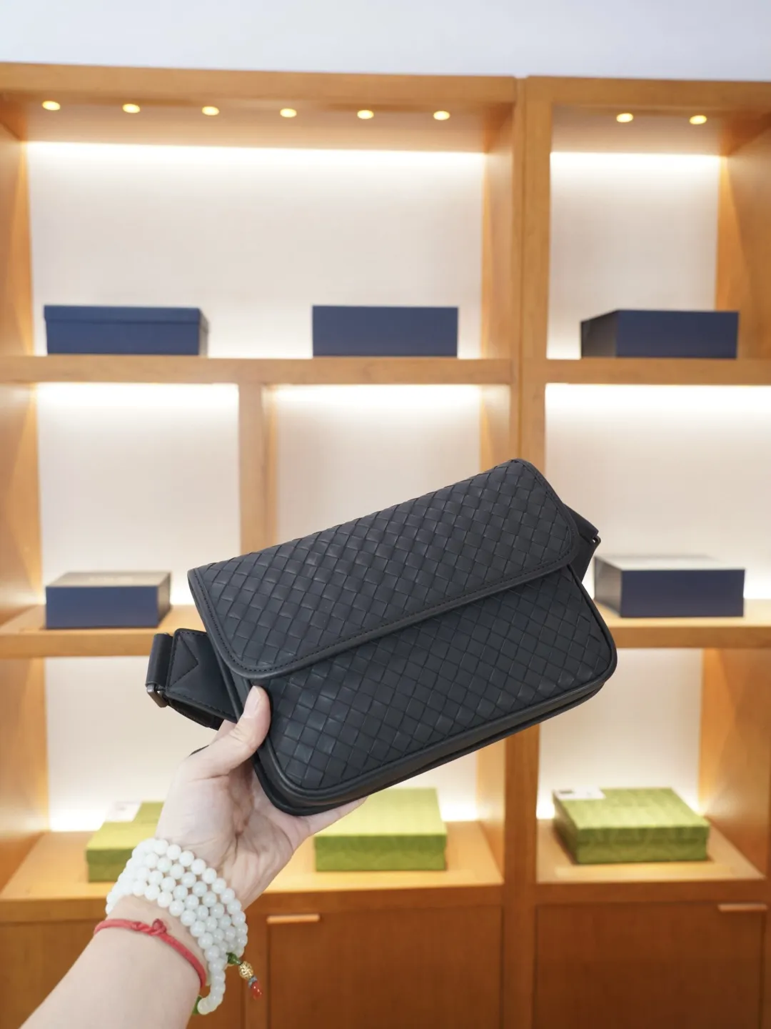 P120 🇮🇹 葆蝶家 官网同步 高版本 斜挎单肩腰包 永恒不过时的标志性产品 纯原单小牛皮 顶级五金制作 非市面普通版本 今年BV最爱的款式 全部实拍 实用性非常高 完全不用担心穿搭【规格：25x17x4】