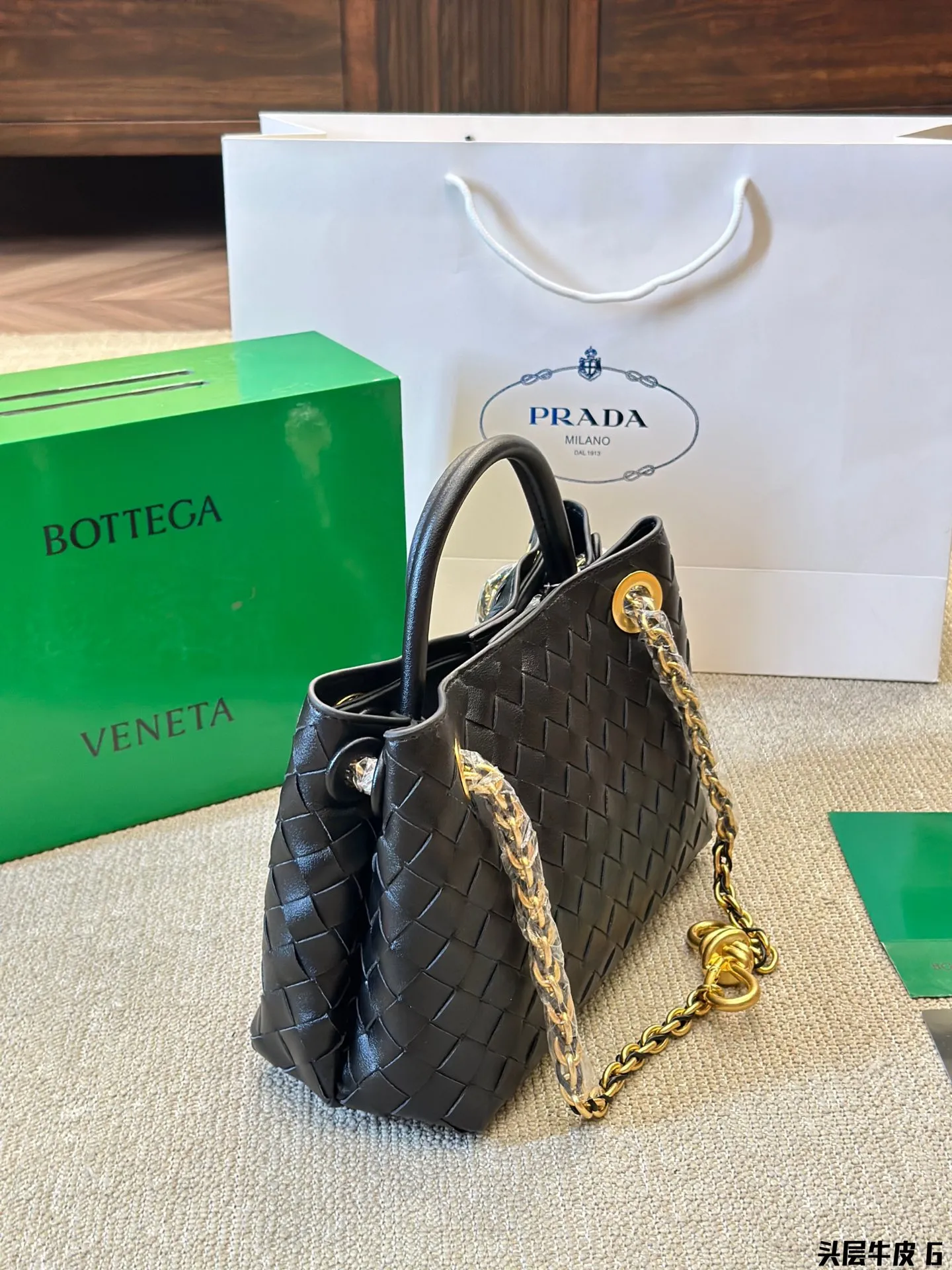 头层牛皮 p250 Bottega veneta Bv高级 Cassette手袋 编织托特包 新款,简洁的线条,柔软的包身,并且相当实用,街头巷尾它的身影无处不在,牛皮🐂 也成为经典款IT bag之一 万众追,这款包一出就风靡全球 流行,如今粉丝群依然很强大,因为它实在太衬托气质了,包再多也要给自己留一个!尺寸:28 22cm