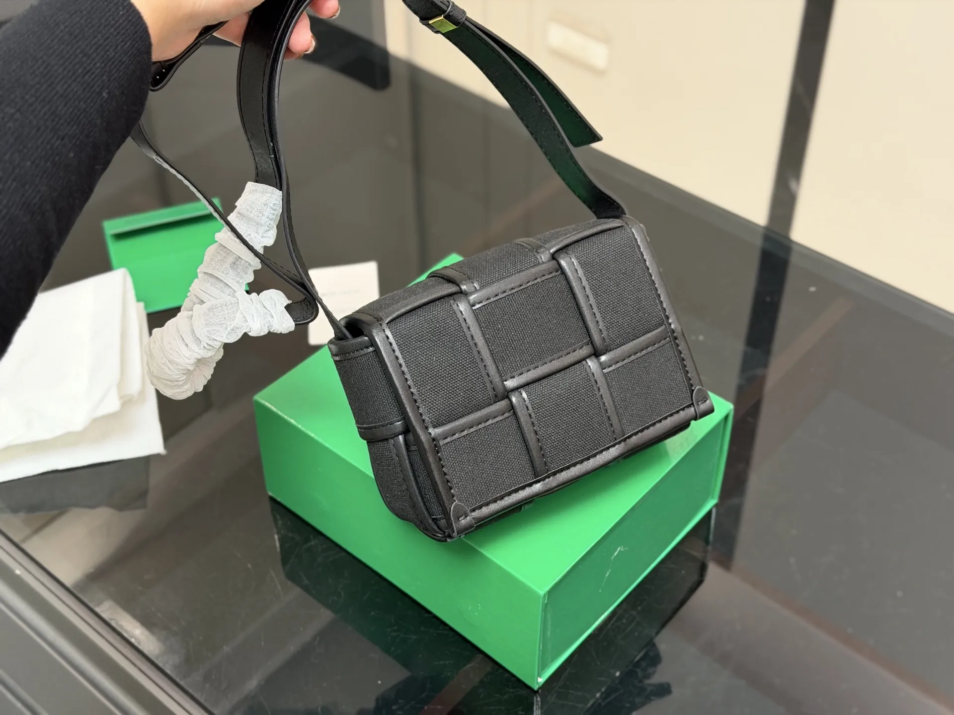 ¥120 配盒 size:16.12cm Bv 新品手袋 CASSETTE手袋 真滴很高级! 被吹爆的小可爱!