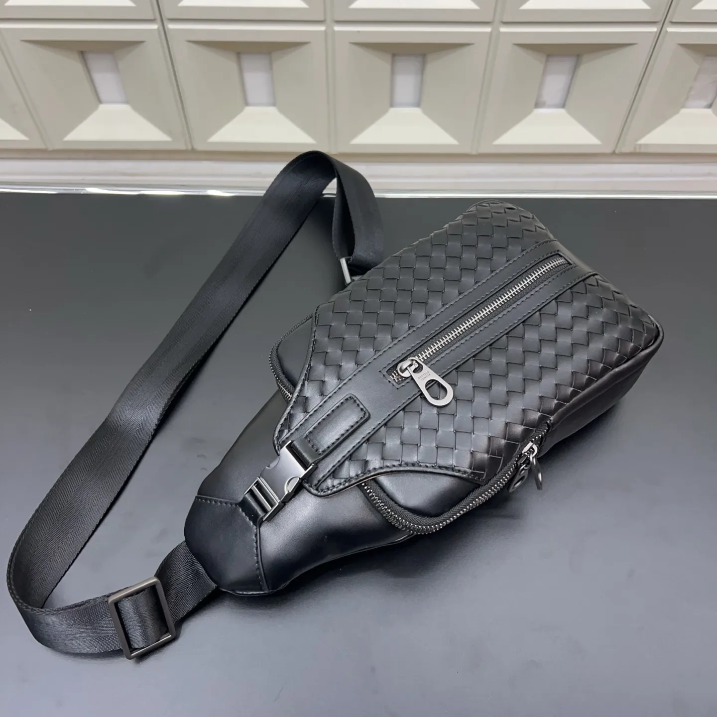 P125 Bottega Veneta 葆蝶家 BV手工编织男士胸包 单肩包 斜挎包 经典百搭 实物拍摄 原厂原版面料 配送防尘袋 礼盒 30 x 16 cm。