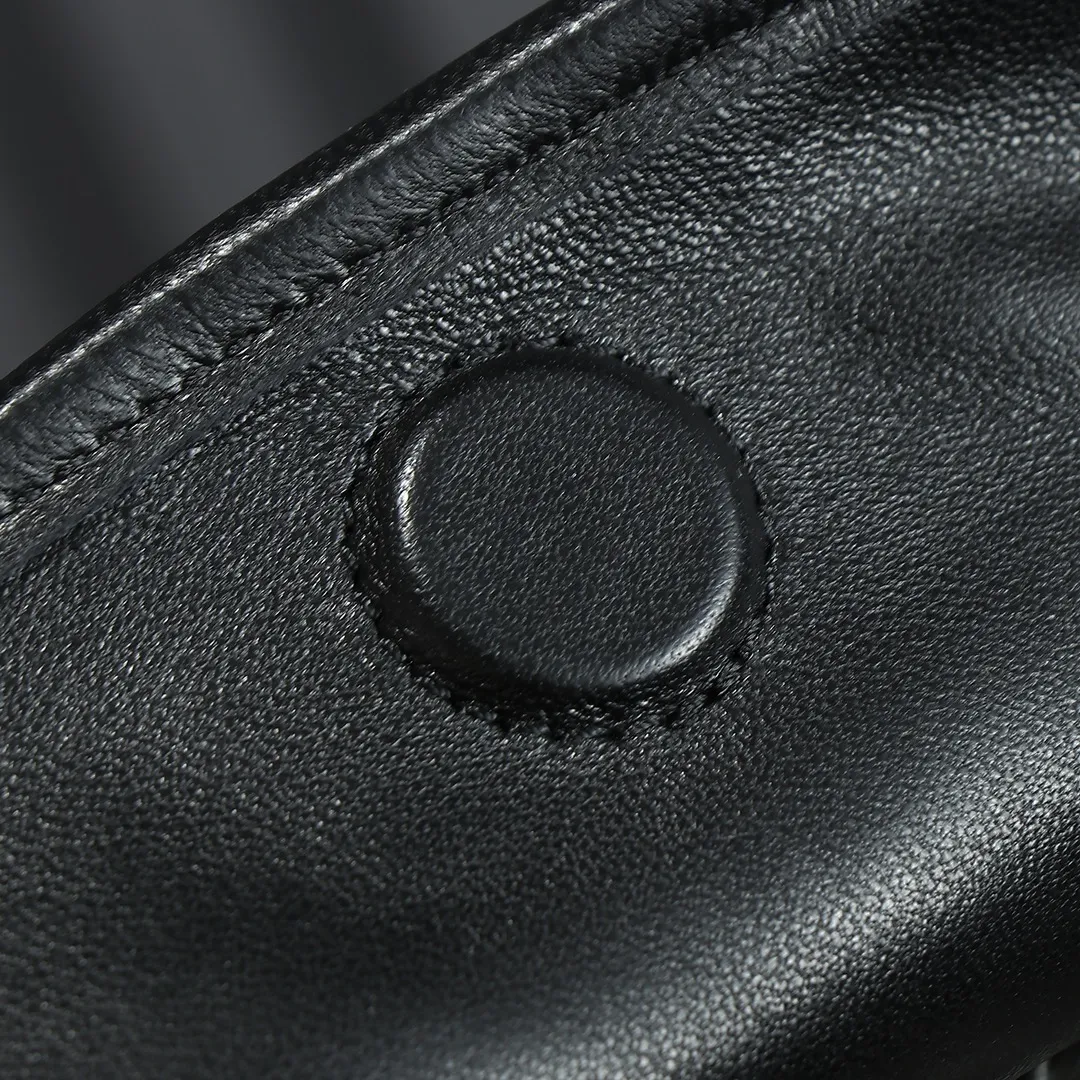 💰1100 BV新出的Hop大号好特别!! BottegaVeneta回归经典的力作~ Hop灵感來源于我们两款隽永的手袋 Sloane和 Veneta 包身和提手由一整张皮革制作而成 真正代表了工艺与创意!!! 上身秒变时髦精!谁还没有入手! 尺寸:54×24×13 款号:80860