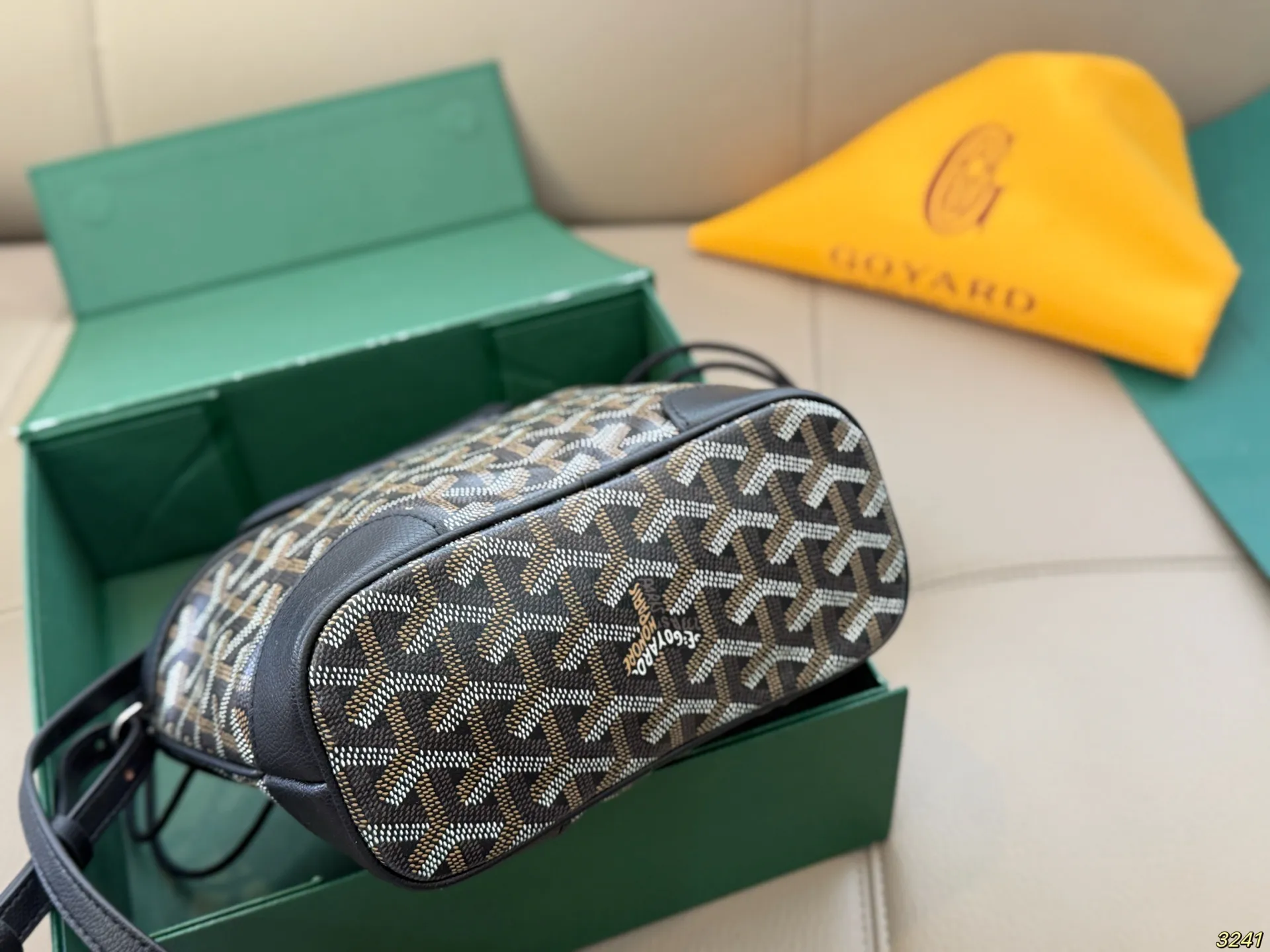 ¥165折叠盒 Goyard戈雅 mini菜篮子 beluga 新款Mini beluga 圆环小水桶小菜篮子 半个手机的自重 超Q的外貌 不可小觑的容量 完美~ 尺寸19 16