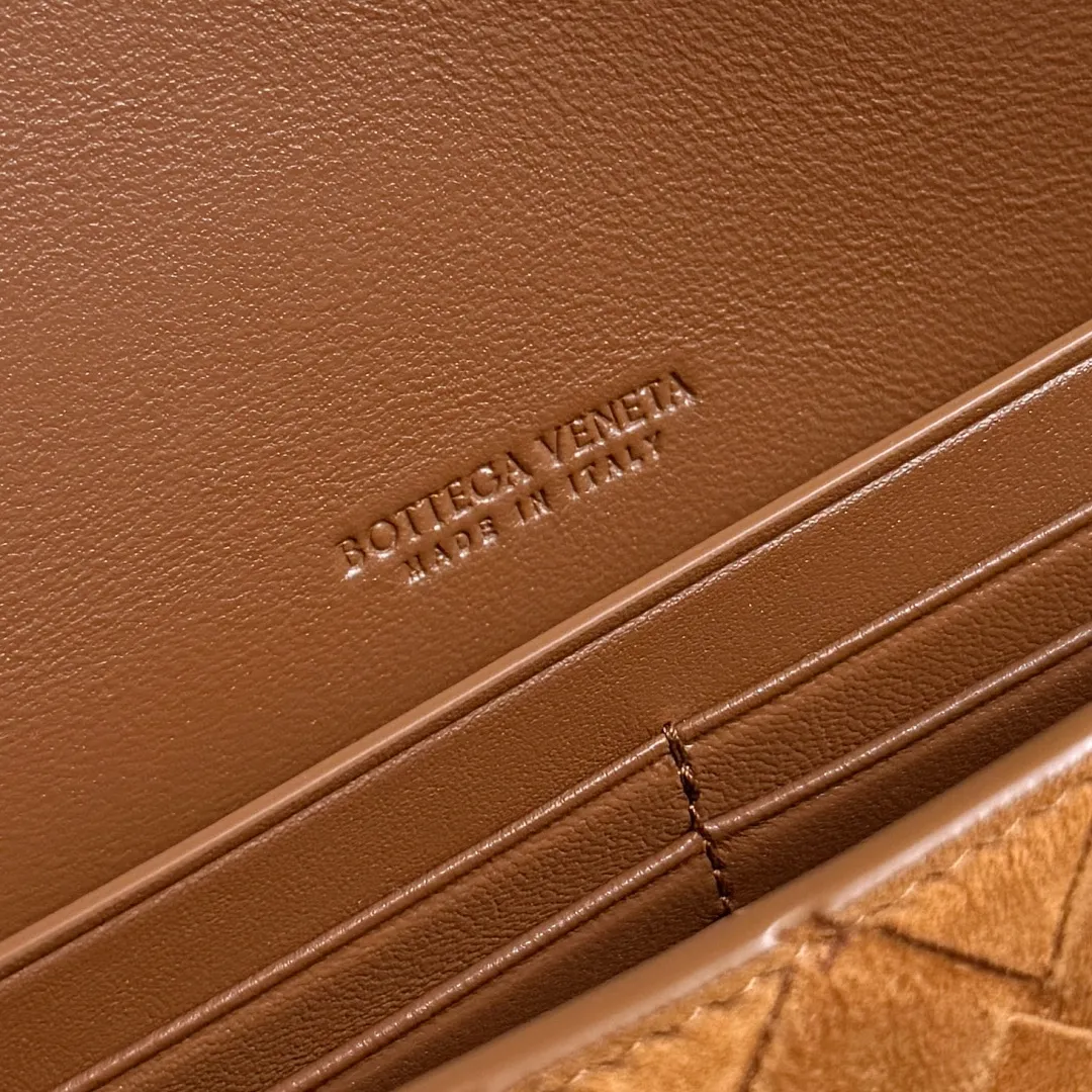 BV Andiamo晚宴手包,又被狠狠种草啦~经济下行的年代设计师审美又回来了,一眼爱上 爱不释手的那种 啧~嘎嘎美 气场十足 造型和质感都十分抗比,自重轻容量足, 时尚人士必备 适合多种场合,极简 ,高级轻奢 款号:741511 尺寸:31*13*3cm p870