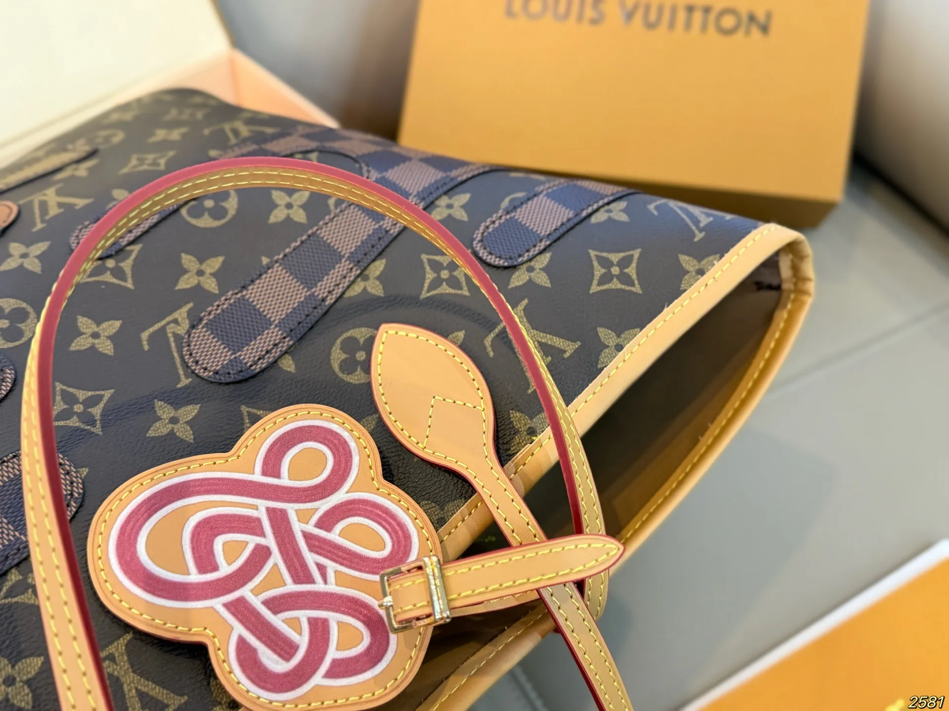 ¥190飞机盒 LV&NIGO联名系列 LV新款购物袋 neverfull超级酷太爱啦 购物袋届的天花板 被它的颜值惊艳到啦 简约大气 时髦感十足 尺寸32 28