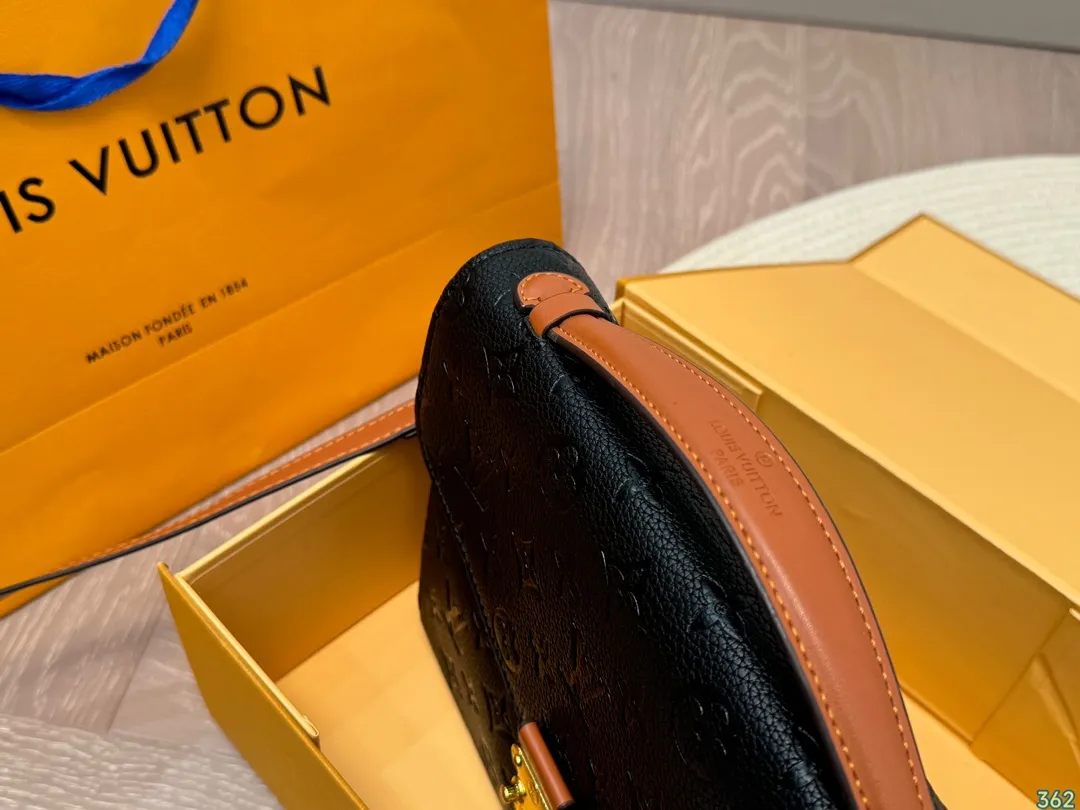 ¥135折叠盒 LV 邮差包斜挎包 设计有复古的颜值 好看百搭 休闲又不失优雅 简直美翻了 尺寸:24 18