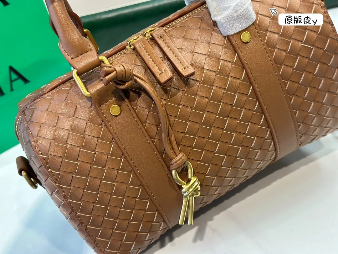 ¥220牛皮 Bv编织✅真的是当家花旦诶! 怎么随便上身都这么好看啊?正式休闲都不在话下友友们快点给我下手!我不允许美女没有拥有这款包尺寸25cm