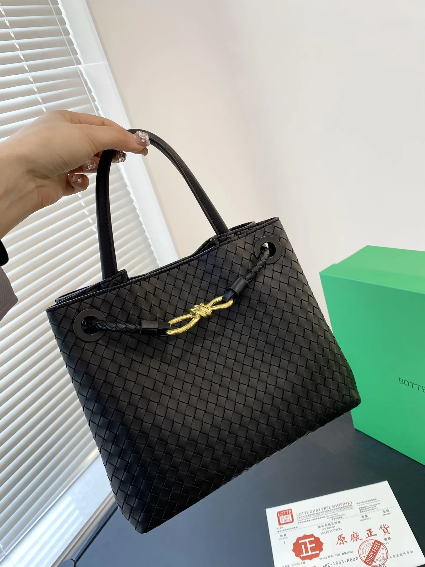 🅿️💰150-💰145配礼盒包装🎁 ✅🔜 【尺寸】大32*24小25*22 BOTTEGA VENETA 23新品 ANDIAMO 手提包 适合春夏秋冬的季节 Bv高级牛仔手提斜挎包 新款,简洁的线条 街头巷尾它的身影无处不在,也成为经典款IT bag之一 万众追,这款包一出就风靡全球 流行,如今粉丝群依然很强大,因为它实在太衬托气质了,包再多也要给自己留一个!9099