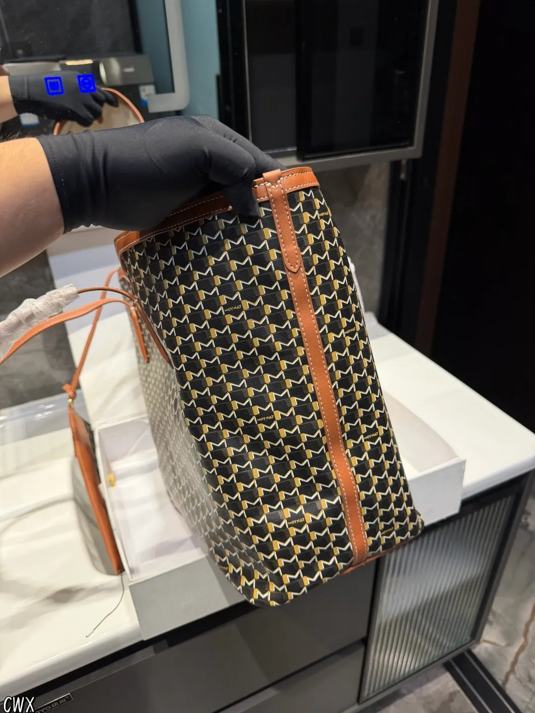 ❤️P225P215P205（礼盒包装）❤️ Moynat全新推出ーM Canvas 重磅推出全新系列 黑白M帆布新品NEw 创新贝母涂层 珍珠般的光泽感 通勤/出街/旅行/出差 都能满足 尺寸大37 27中32 23小28 20cm