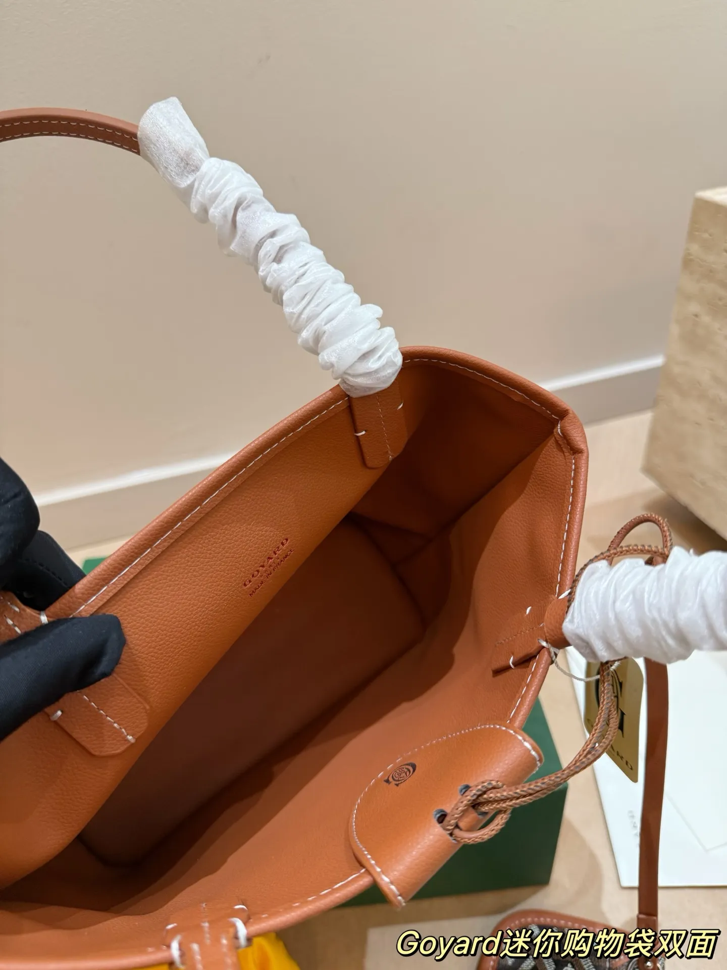 P150 Goyard Goyardine手提包 法国奢侈品牌Goyard的Goyardine手提包,采用经典老花帆布+黑色皮革饰边,简约又超有辨识度t+。独特几何图案,轻便耐用,日常通勤或休闲都很适合!手提+可调节肩带,手提斜挎随心切换,实用又时髦。Goyard以高级定制和精湛工艺闻名,这款包袋收藏价值满满,时尚爱好者必入!20cm配盒子