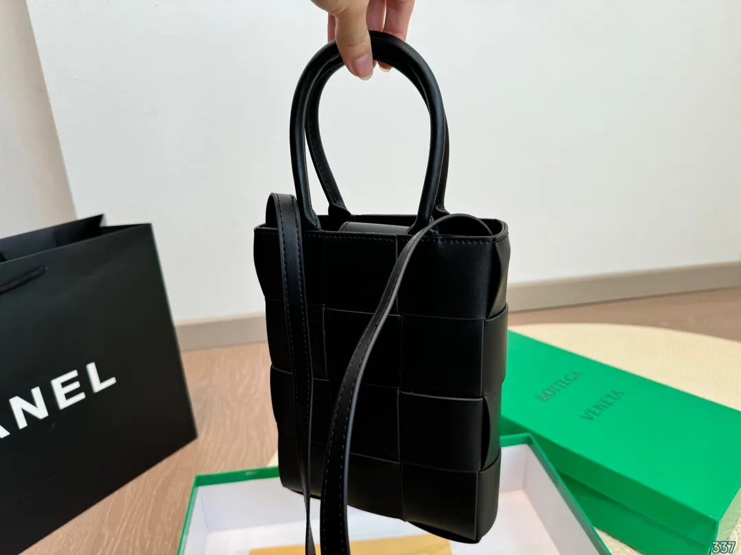 ¥135配盒 BV编织包 搭配休闲风的穿搭 舒适又有活力 超级耐看 尺寸:16 22