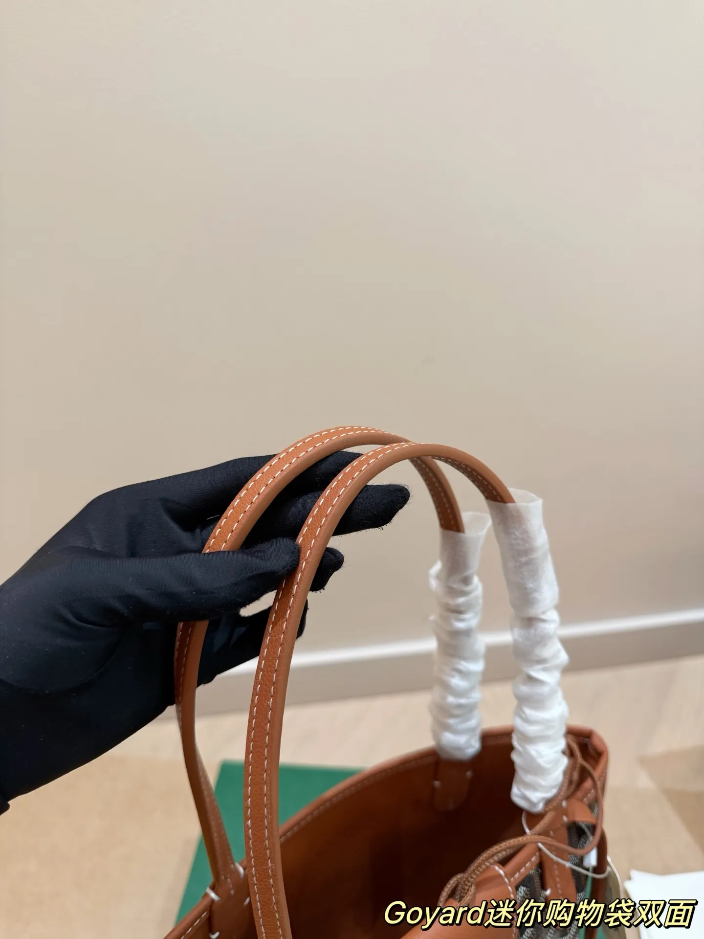 P150 Goyard Goyardine手提包 法国奢侈品牌Goyard的Goyardine手提包,采用经典老花帆布+黑色皮革饰边,简约又超有辨识度t+。独特几何图案,轻便耐用,日常通勤或休闲都很适合!手提+可调节肩带,手提斜挎随心切换,实用又时髦。Goyard以高级定制和精湛工艺闻名,这款包袋收藏价值满满,时尚爱好者必入!20cm配盒子