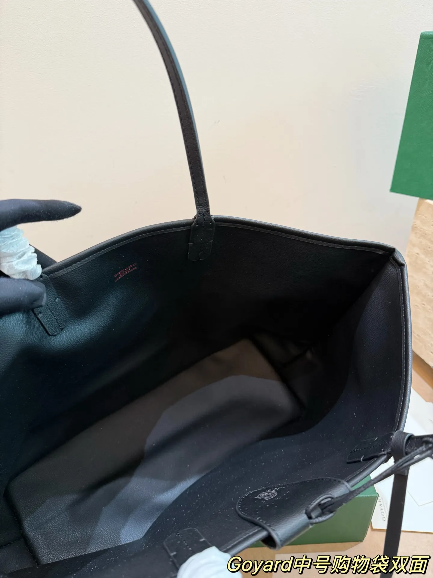 Goyard双面托特包P165 国法国奢侈品牌Goyard的双面托特包，采用经典Y字帆布+黑色皮革饰边，简约又超有辨识度+。双面设计，随心切换风格，附带小卡包超实用!尺寸适中，通勤、短途出行都很OK。限定款彩绘位置和颜色都是随机的，收藏价值满分。帆布材质轻便耐用，但记得别用普通内胆包，可能会刮伤内衬哦! 47&times;27&times;16配盒子