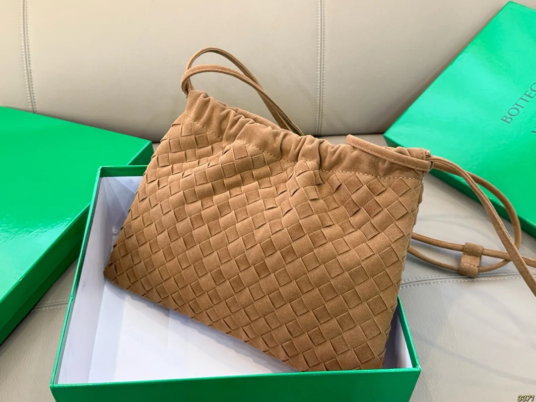 &yen;150配盒 BV Dustbag 编织垃圾袋 这只编织垃圾袋真的是今年新款的最爱了 肩带可以调节，单肩斜挎都可 最重要的是，真的很实用！！ 打工人实名爱了，真的好好背 尺寸30 22