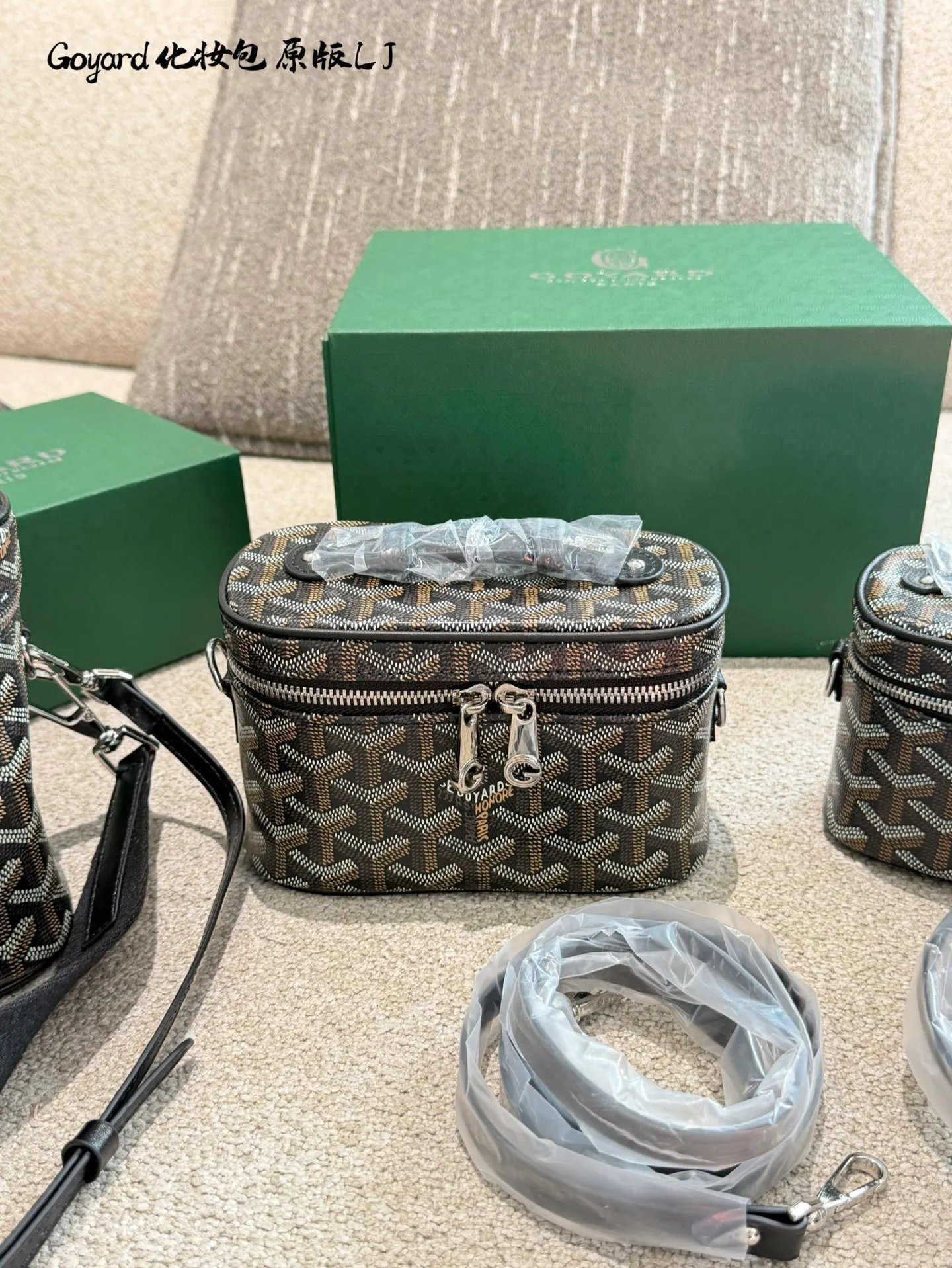p165p170p195 Goyard这只Muse Nano,到手才发现——这牌儿的“小众感”也太对胃口了! 它家那绿花Y纹不是那种扎眼的花里胡哨,是越看越舒服的低调劲儿,走街上基本不会撞款,偶尔遇到懂行的人点头示意,那种“懂的都懂”的感觉,比背个大Logo显眼多了。而且它家不像别的牌子总搞营销,靠的是百多年做皮具的老手艺,咱不懂啥工艺术语,但摸着手感就不一样——帆布厚实不软塌,金属扣儿沉甸甸的却不笨重,连走线都齐得跟拿尺子量过似的,透着股“不咋吭声但特讲究”的劲儿。10cm18cm20cm配盒子 最难得的是不挑人,用它装化妆品,偶尔拎着出门塞个耳机、车钥匙,搭牛仔裤或休闲外套都不违和。不像有些奢品包,总觉得得穿得特正式才敢拎,这只就特“生活化”,贵气但不端着,高雅全在细节里藏着。