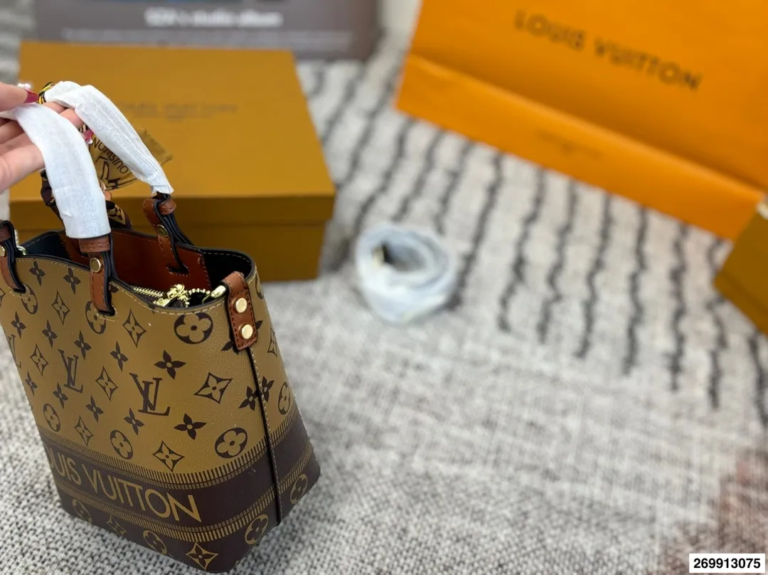 p125 配礼盒 牛皮中古vivian斜挎手提包 男女通用的一款 这款Retiro 手袋以标志性的LV老花面料制成，搭配奢华的黄皮饰边，经典永恒。优雅低调的外形设计和宽敞的包身更加入了实用性。 包包尺寸19.17