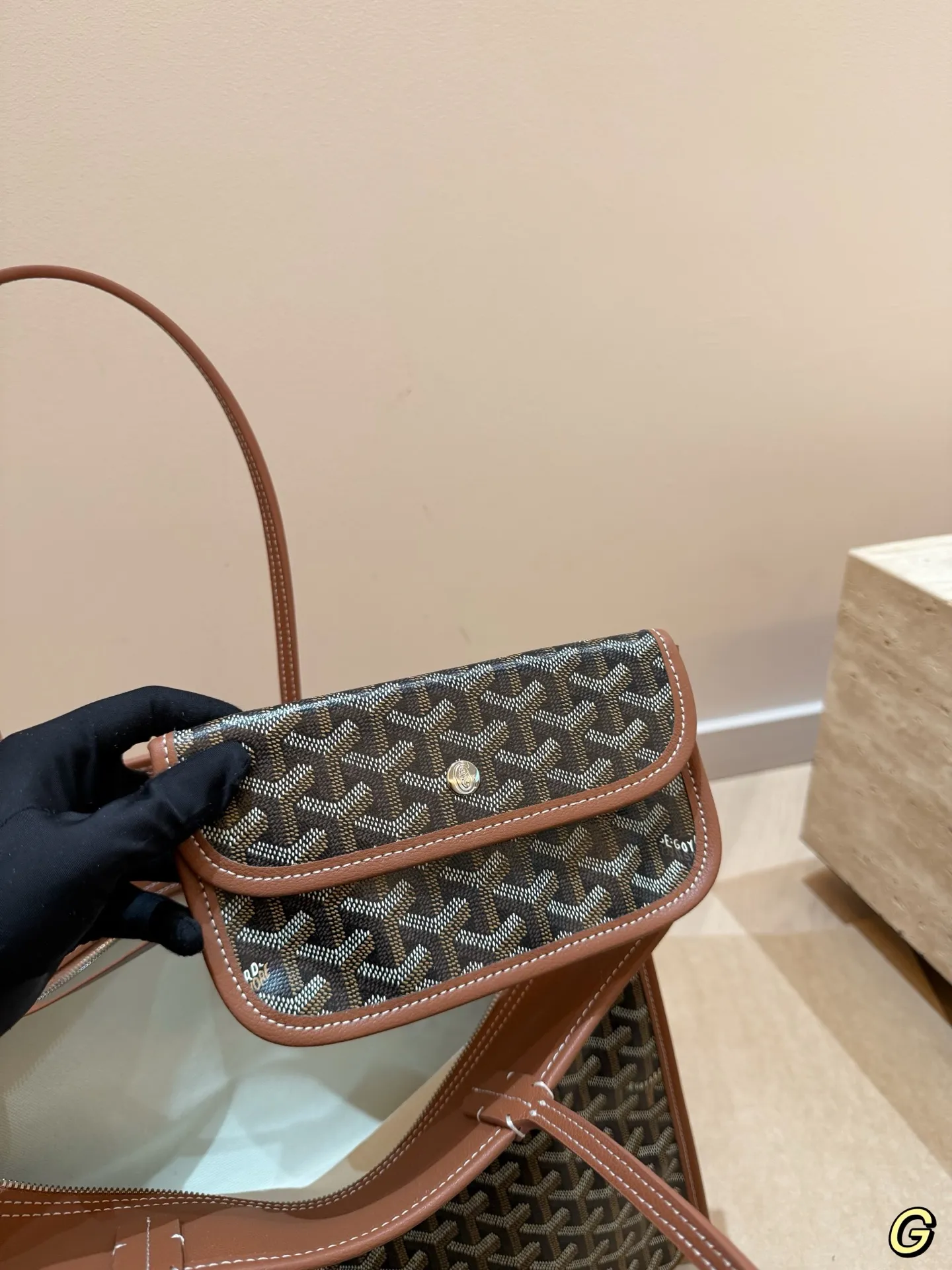 P180 无盒 size：40*30cm goyard 戈雅hardy 出差神包! 非常能装也很耐脏哦！ 如果要挑一支大包装下我的全世界那就是goyard hardy 了 非常的能装， 笔记本电脑上完全没有问题 tote能装下的她都可以~