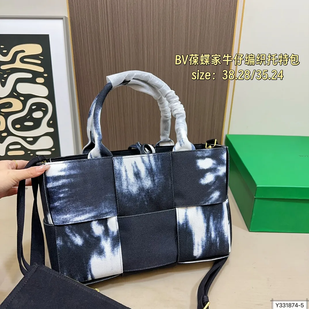 大号💰190 小号💰185 配盒 尺寸38×28/35×24 BV 葆蝶家 明星同款牛仔编织托特包 每只包都拥有独特的魅力 衬托出整体的高级质感。众多明星上身,多种背法多种造型。