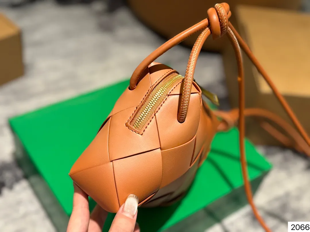 P135 配盒子 Bv 新款 编织 方包 也太可爱了趴....将BV爆款 全新再度升级,这款设计真的是又A又温柔,轻盈超舒服尺寸:14 14