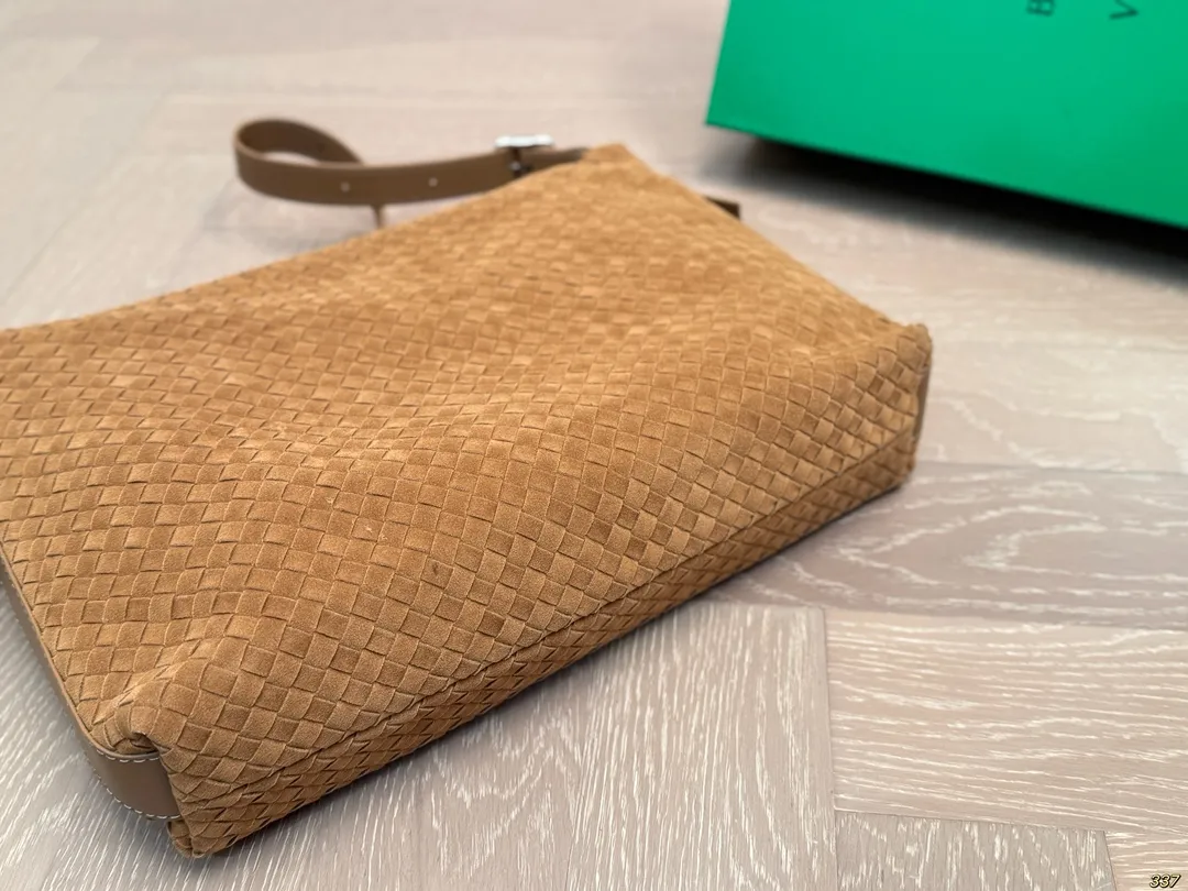 ¥175配盒 BV 新款系列编织腋下包 精致手工编织设计 兼具美貌与性价比 时髦与休闲的完美碰撞! 百搭大气,低调又奢华的一款单品! 尺寸33 24
