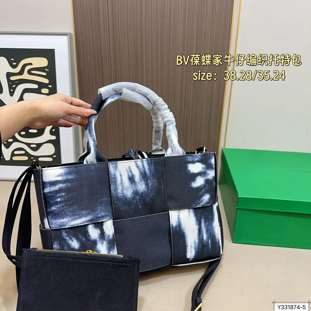 大号💰190 小号💰185 配盒 尺寸38&times;28/35&times;24 BV 葆蝶家 明星同款牛仔编织托特包 每只包都拥有独特的魅力 衬托出整体的高级质感。众多明星上身，多种背法多种造型。