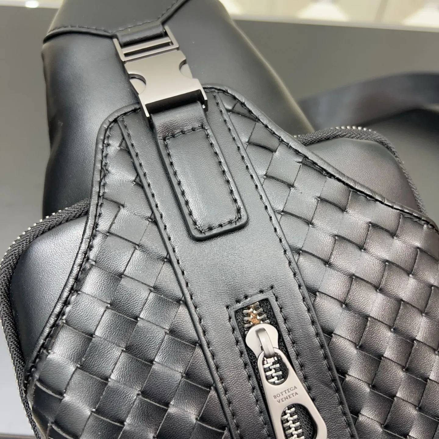 P125 Bottega Veneta 葆蝶家 BV手工编织男士胸包 单肩包 斜挎包 经典百搭 实物拍摄 原厂原版面料 配送防尘袋 礼盒 30 x 16 cm。