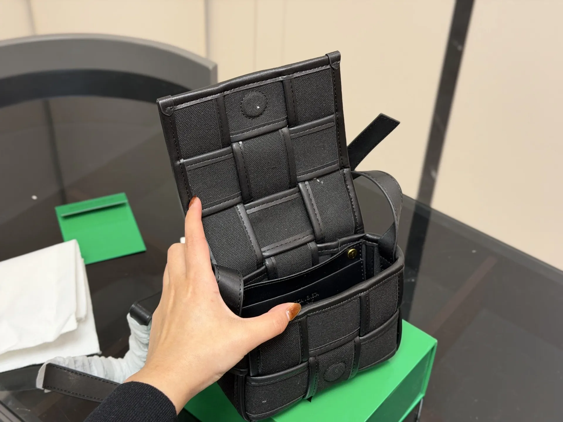 &yen;120 配盒 size：16.12cm Bv 新品手袋 CASSETTE手袋 真滴很高级！ 被吹爆的小可爱！