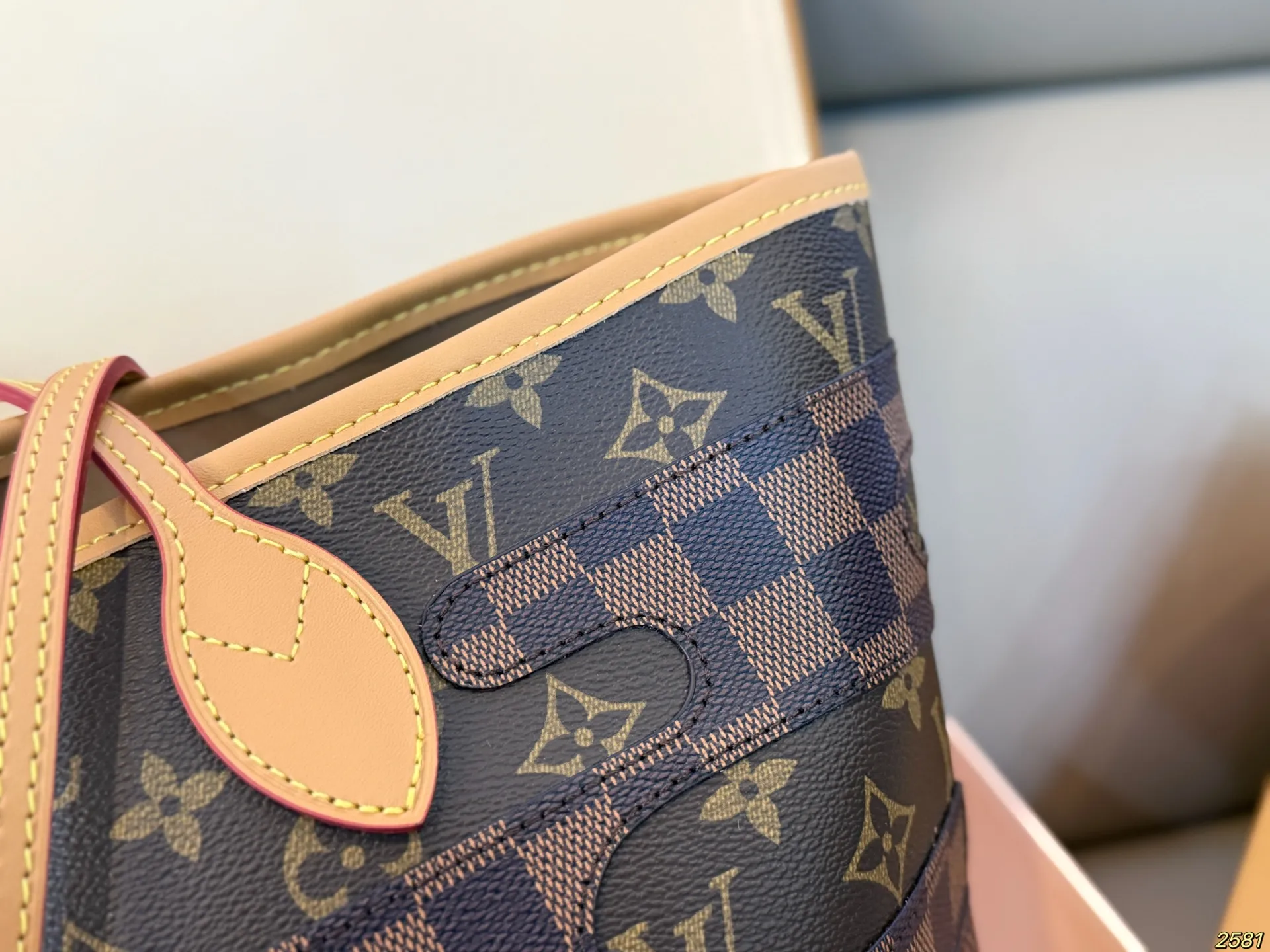 &yen;190飞机盒 LV&NIGO联名系列 LV新款购物袋 neverfull超级酷太爱啦 购物袋届的天花板 被它的颜值惊艳到啦 简约大气 时髦感十足 尺寸32 28