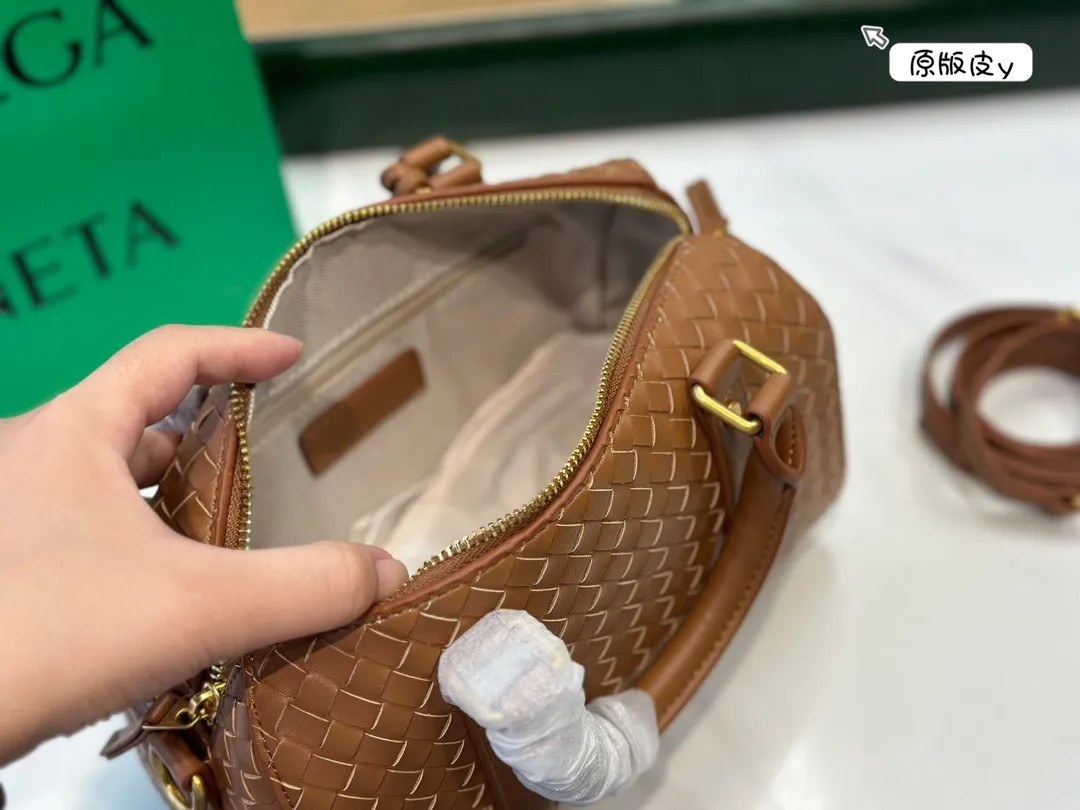 ¥220牛皮 Bv编织✅真的是当家花旦诶! 怎么随便上身都这么好看啊?正式休闲都不在话下友友们快点给我下手!我不允许美女没有拥有这款包尺寸25cm