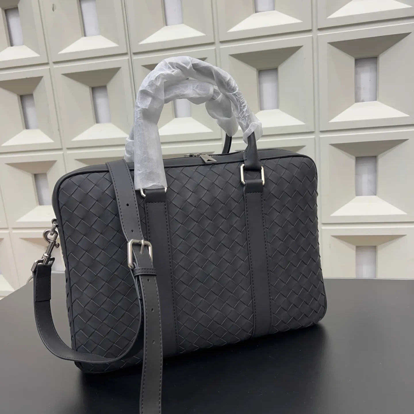 P160 Bottega Veneta 葆蝶家 商务休闲手工编织bv 男士公文包 手提斜挎包 经典百搭 实物拍摄 原厂原版面料 配送防尘袋 37 x 27cm