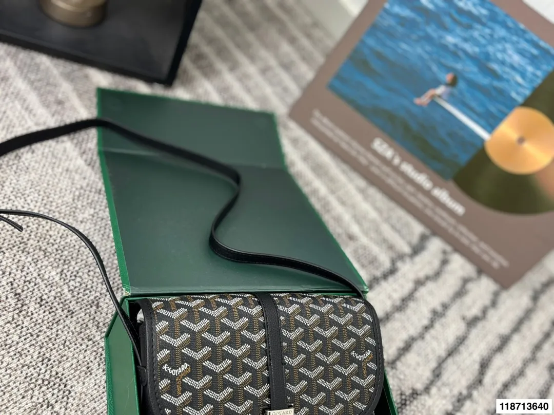 p180配盒 戈雅邮差包 属于这个季节的包 完美1:1定制 从头到尾全部都是客订哦！ 尺寸：22*18cm