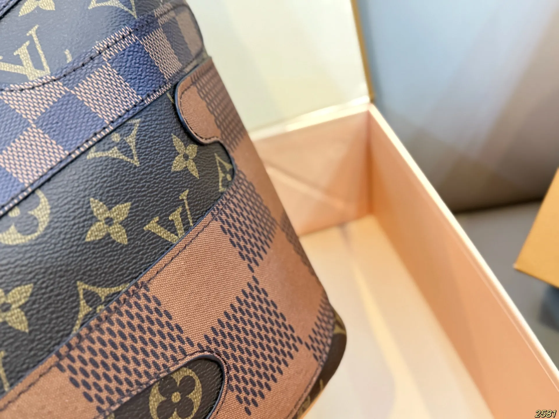 ¥190飞机盒 LV&NIGO联名系列 LV新款购物袋 neverfull超级酷太爱啦 购物袋届的天花板 被它的颜值惊艳到啦 简约大气 时髦感十足 尺寸32 28